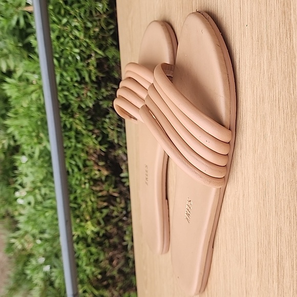 Tkees beige/tan slide Size 7 - Picture 3 of 10